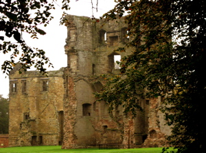 [An image showing Ashby-de-la-Zouch Castle]
